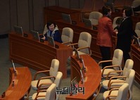 [포토] 본회의 참석한 김현 의원