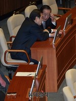 [포토] 대화나누는 김무성-서청원