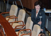 [포토] 의원들과 인사나누는 강은희 여가부 장관 후보자