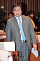 [포토] 의원총회 입장하는 이종걸 원내대표