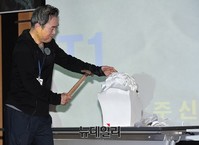 [포토] 극상돌기 설명 위해 석고상 깨뜨리는 남동기 교수
