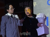 [포토] 석고상으로 극상돌기 설명하는 남동기 교수