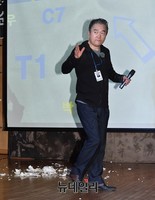 [포토] 극상돌기 위치 불변 증명 차 석고상 깨뜨린 남동기 교수