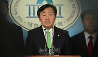 [포토] 탈당의사 밝히는 김관영 의원