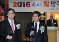 [포토] 철강협회 신년인사회 참석한 권오준 회장-윤상직 장관