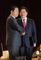 [포토] 최원병 농협중앙회장 축하받는 김병원 당선인