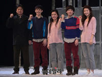 [포토] 화이팅 외치는 연극 '렛미인' 주연배우들