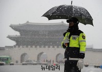 [포토] 눈 내리는 광화문 광장