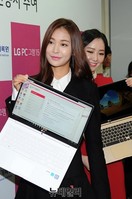 [포토] 'LG 그램15' 한손에 든 정유진