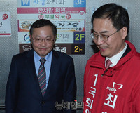 [포토] 행사장 나서는 안대희 전 대법관