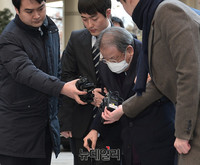 [포토] 법원에 입장하는 효성 조석래 회장