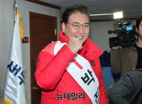 [포토] 오세훈 출마 기자회견 직후 등장한 박진 전 의원