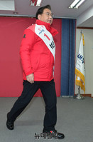 [포토] 기자회견장 나서는 박진 전 의원