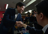 [포토] 출마선언 후 악수나누는 오세훈 예비후보