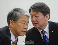 [포토] 대화하는 안철수 인재영입위원장