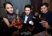 [포토] 로얄살루트, 디캔팅과 자기 글래스 프로모션 진행