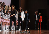 [포토] '프로듀스101' 카리스마 넘치는 트레이너 입장