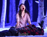 [포토] 연극 렛미인, 뱀파이어 열연하는 배우 박소담