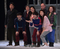 [포토] 단체사진 촬영하는 연극 '렛미인' 출연배우-연출진