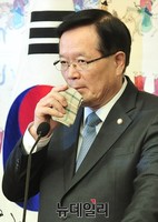 [포토] 기자들의 질문에 답하는 정의화 국회의장