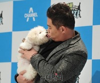 [포토] 반려견 해피와 뽀뽀하는 현주엽