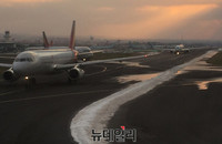 [포토] 제주공항 이륙순서 기다리는 여객기