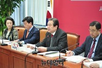 [포토] 중소기업 관계자들 만난 새누리당 김무성 대표