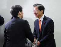[포토] 기조회의서 인사하는 안철수-천정배