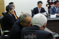 [포토] 귀속말 나누는 윤여준-김한길