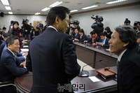 [포토] 한상진 창당준비위원장과 인사하는 천정배