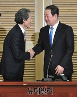 [포토] 악수 나누는 한상진-박주선