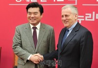 [포토] 빌 패터슨 주한 호주대사와 악수 나누는 원유철 원내대표