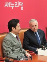 [포토] 환담 주고받는 원유철 원내대표와 빌 패터슨 주한 호주대사