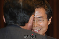 [포토] 입당 축하 인사받는 조경태 의원