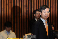 [포토] 새누리당 의원총회 참석한 조경태 의원