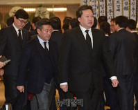 [포토] 조문객 마중하러 나선 최철원 사장