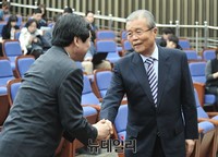 [포토] 악수 나누는 김종인-이종걸
