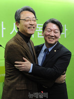 [포토] 포옹하는 안철수-김성식