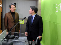 [포토] 입장하는 안철수-김성식