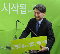 [포토] 연이은 입당 소식에 밝은 표정의 안철수