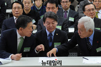 [포토] 대화하는 주승용-안철수-김한길