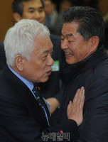 [포토] 인사하는 김한길-신학용