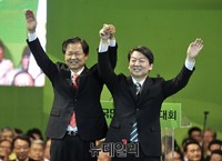 [포토] 당원들에게 인사하는 '안철수-천정배' 국민의당 공동대표