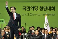 [포토] 손들어 인사하는 천정배 국민의당 초대 공동대표