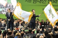 [포토] 당기 흔드는 한상진 창준위원장과 천정배 의원