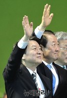 [포토] 손들어 인사하는 안철수-박주선