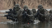 [포토] 수중침투하는 특전사