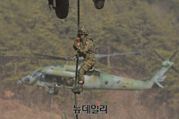 [포토] 헬기서 로프 타고 내려오는 특전사