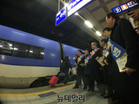 [포토] 설귀성 인사하는 더민주 김종인 비대위원장과 지도부