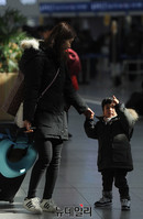 [포토] 고향으로 향하는 아기와 엄마